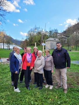 Prisotni ob zasaditvi rožnatega drevesa v parku Mejca